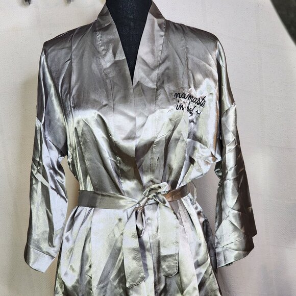 Robe N Hood Grey Silver Poly Namaste In Bed Motif Mid Sleeve Robe w/Belt Sz OSFM - Picture 3 of 16